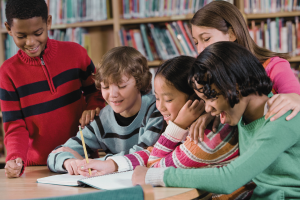 des enfants qui écrivent et discutent